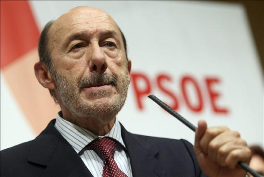Rubalcaba acusa a Rajoy de alardear fuera de devaluar los sueldos españoles