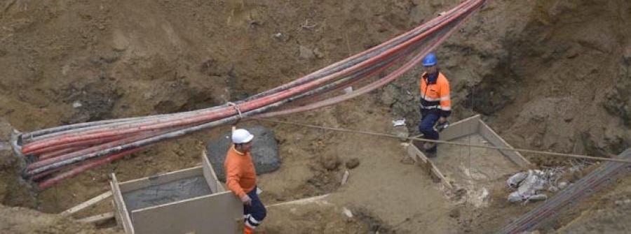 Un tramo de tubería deteriorado retrasa el cierre del socavón de la ronda de Outeiro