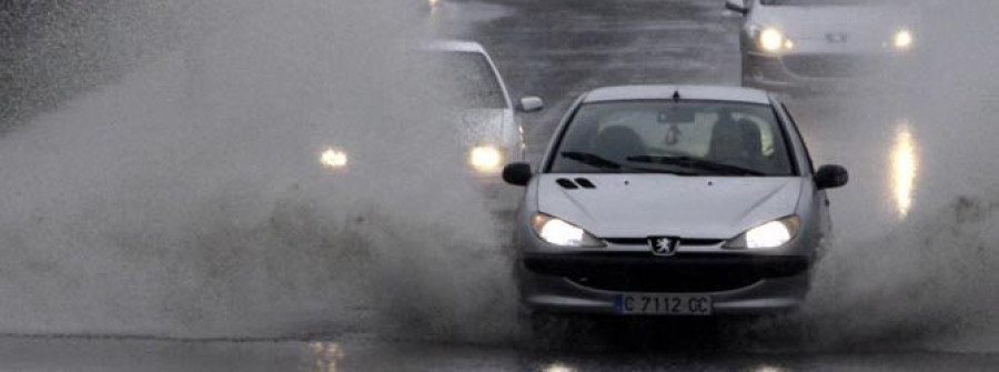 La intensa lluvia provoca inundaciones en varios viales de Ferrol y su comarca