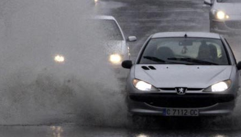 La intensa lluvia provoca inundaciones en varios viales de Ferrol y su comarca