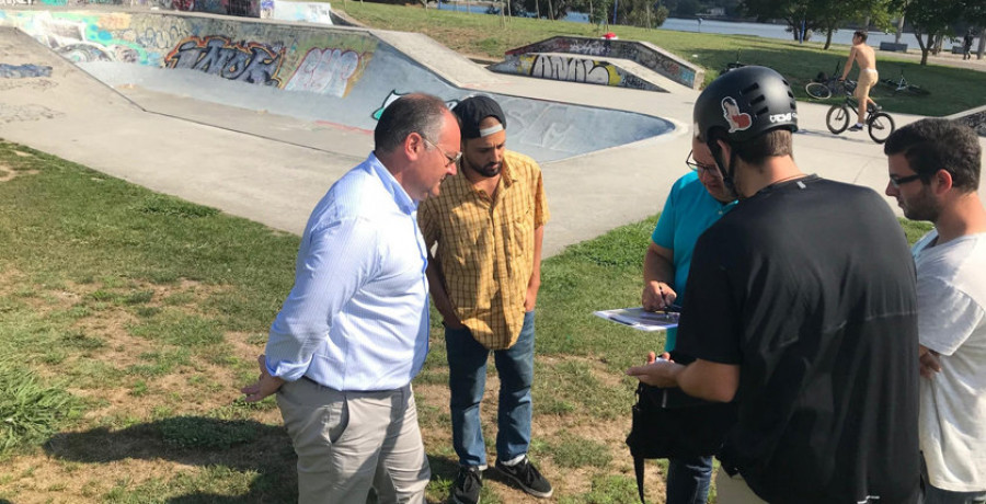 El alcalde de Culleredo acuerda con los usuarios las características del skate park de O Burgo