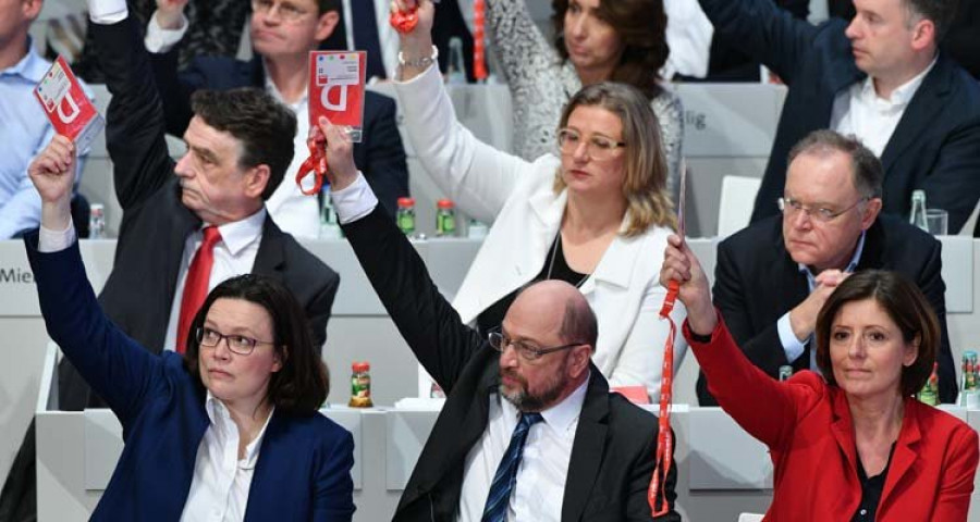 Los socialdemócratas alemanes dan luz verde a negociar la coalición con Merkel