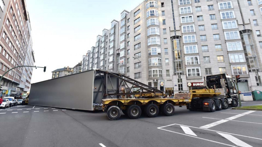 Un enorme trailer de 40 metros de largo recorre la ciudad hacia la planta de Estrella Galicia