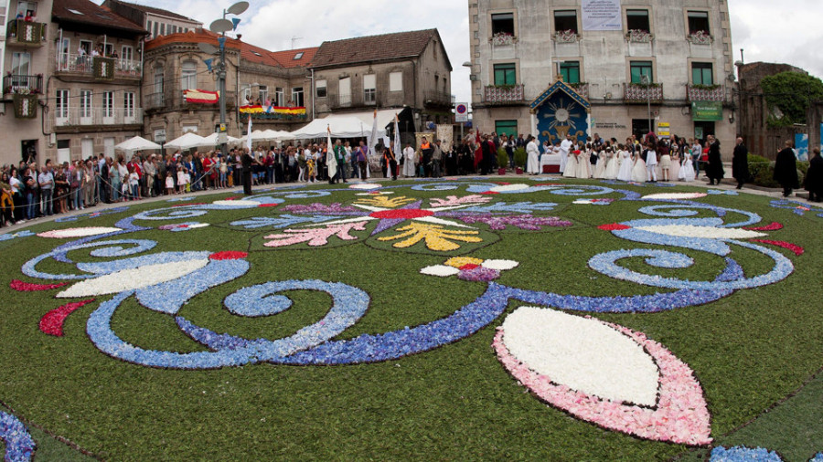 Ponteareas se vuelve a engalanar  con las alfombras florales del Corpus