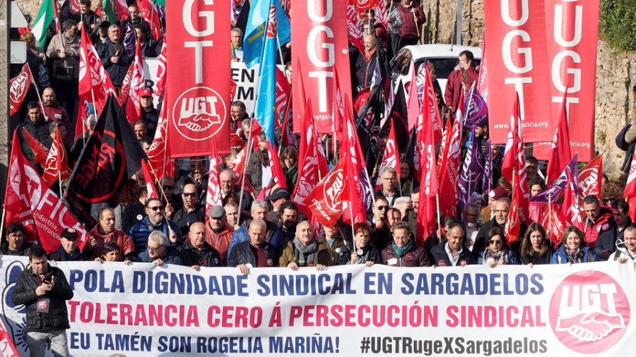 Una marcha recorre Cervo contra la “persecución sindical” y los despidos en Sargadelos