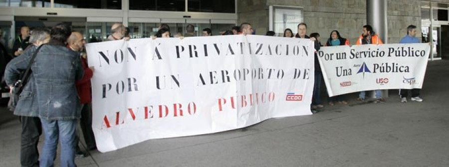 El personal de AENA en Alvedro protesta por la salida a bolsa del servicio público