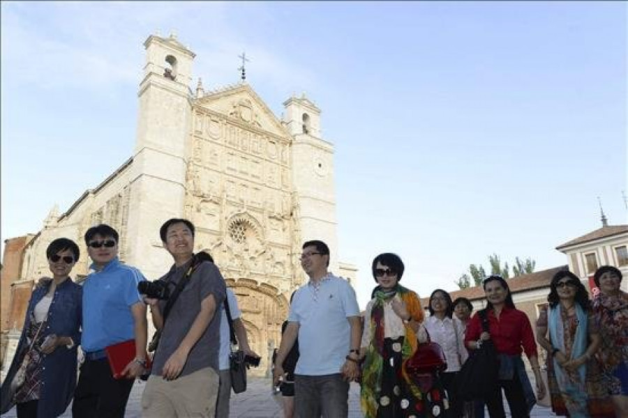 Los turistas chinos gastan en España un 90 % más en lujo que hace un año