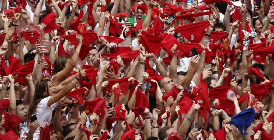 Un chupinazo inclusivo abre los sanfermines en un ambiente festivo