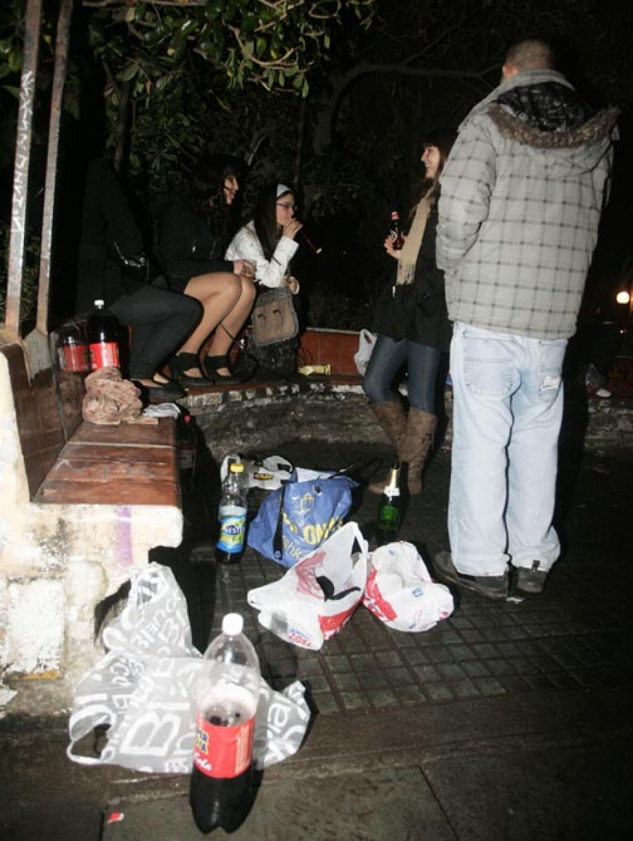 El PSOE denuncia la afluencia de menores al botellón de los jardines