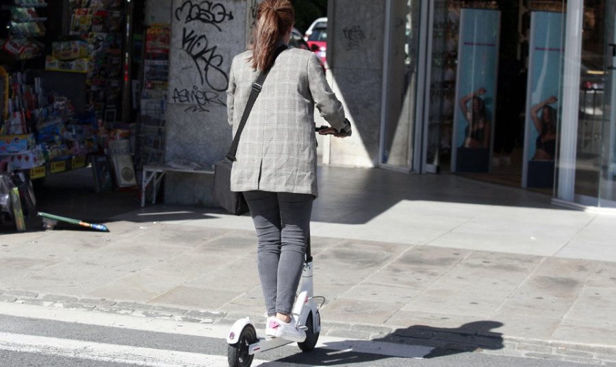 Un motorista colisiona con un joven en patinete en Salgado Torres