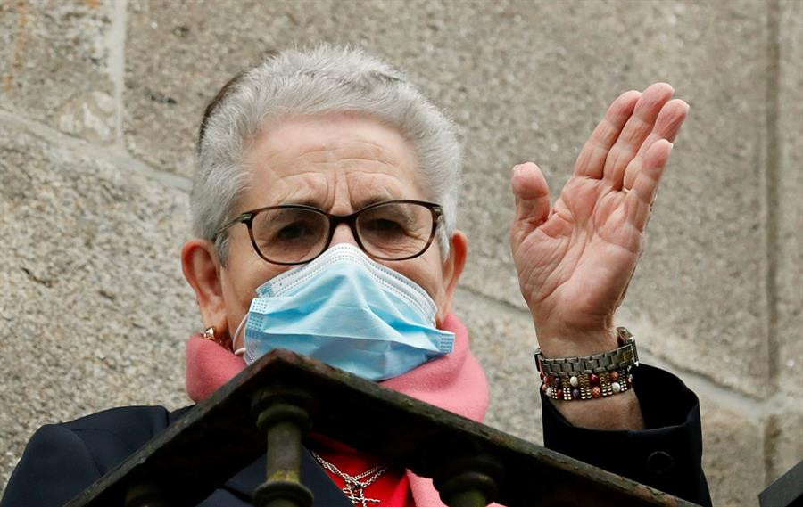 La santiaguesa Nieves Cabo, de 82 años, la primera en vacunarse contra la covid-19 en Galicia
