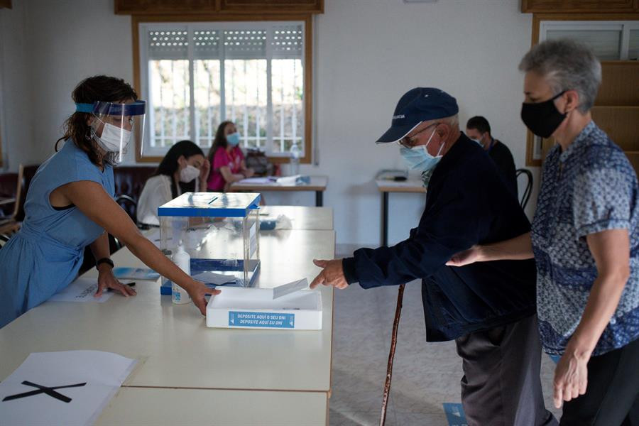 La participación a las 12:00 h en Galicia crece en cuatro puntos respecto a 2016