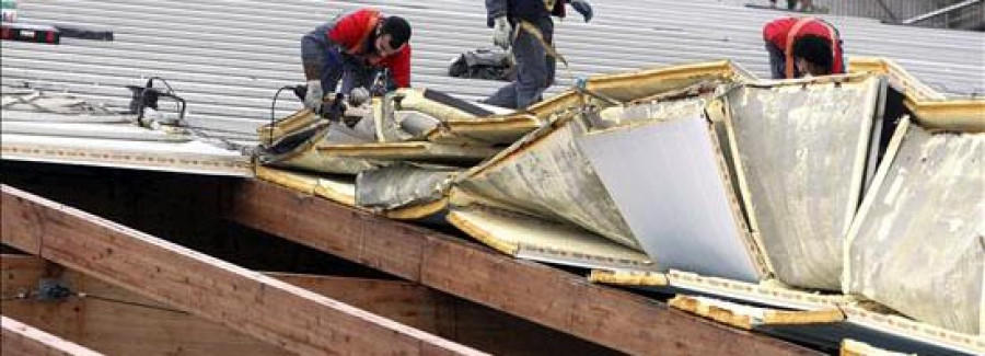 Una racha de viento levanta cubiertas en dos naves y daña yates anclados