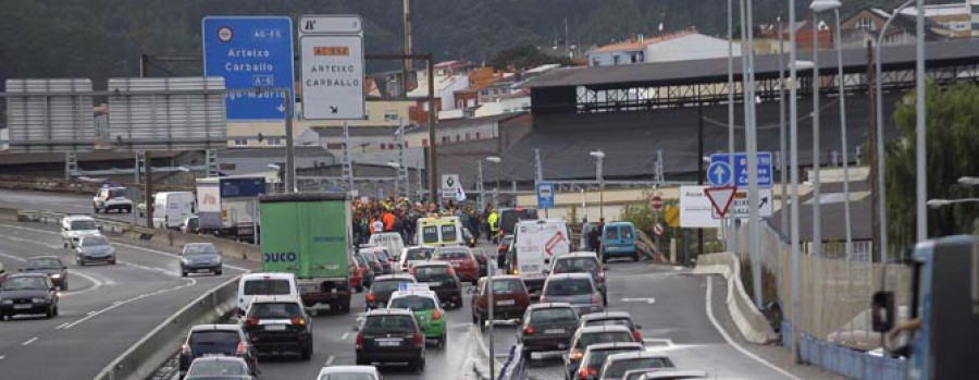 La plantilla de Alcoa colapsa la ciudad en busca de una tarifa eléctrica reducida