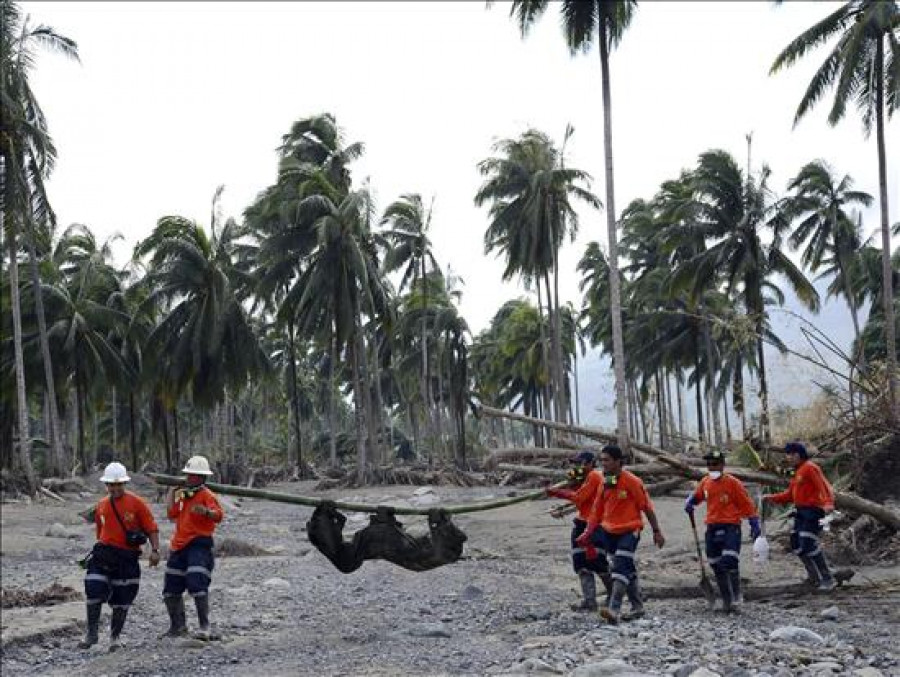 Pueblo filipino entierra a 200 víctimas del tifón "Bopha" en un funeral masivo