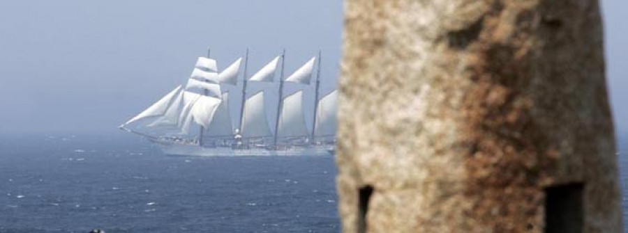 El “Juan Sebastián Elcano” luce su velamen en A Coruña antes de fondear en Baiona