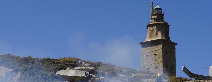 Un incendio forestal en el entorno de la Torre alarma a turistas y vecinos