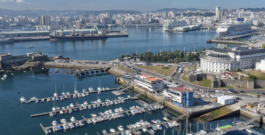 La escala de tres cruceros aumenta en un 5% la población de la noche a la mañana