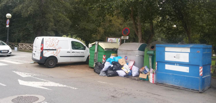 El primer día de paro de los trabajadores de Cespa se salda con muchos contenedores de basura sin recoger