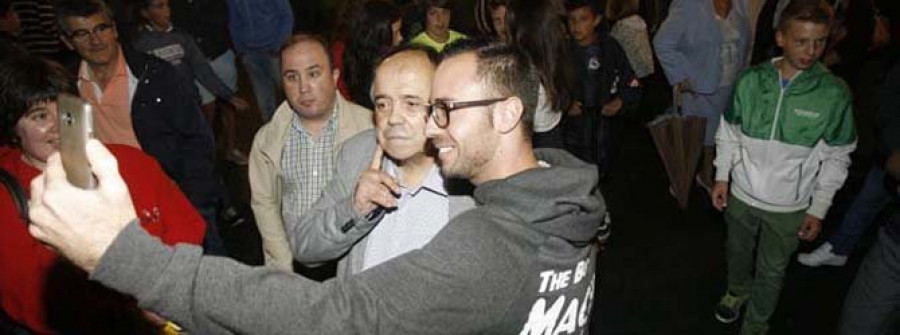 Cañita Brava lanza el “chupinazo”  de las fiestas en el barrio de Os Castros