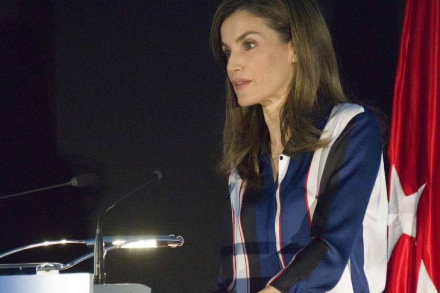 La reina Letizia apuesta por el color para romper barreras