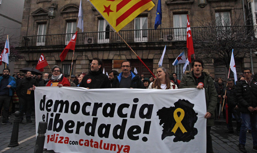 Medio centenar de personas piden la libertad de Puigdemont