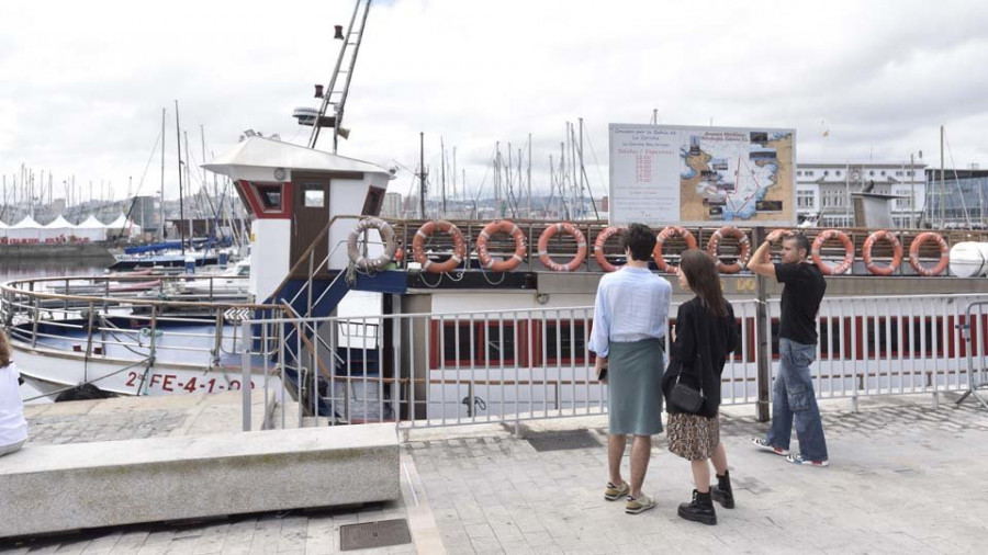 Los paseos en barco por  la ría inician tímidamente el verano