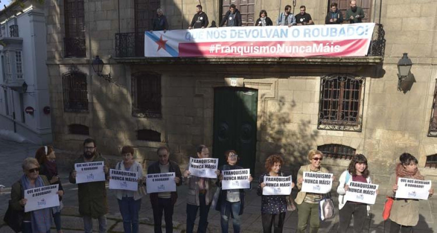 Activistas del BNG ocupan la Casa Cornide para denunciar 
los “privilexios”
de los Franco en Galicia