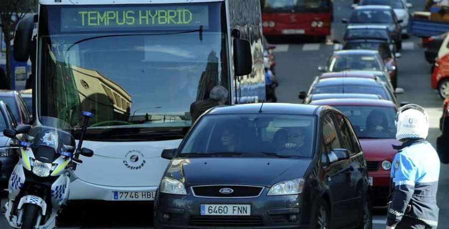 El Ayuntamiento impulsará la compra de buses híbridos en la nueva concesión del transporte público