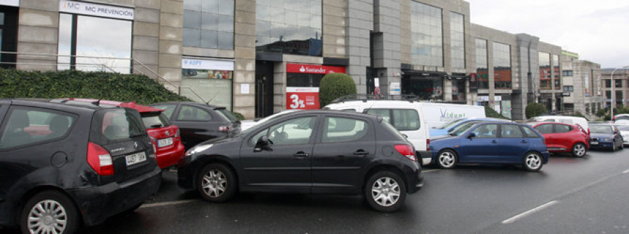 Los empresarios de A Grela piden una mejor conexión de buses para suplir la falta de aparcamiento