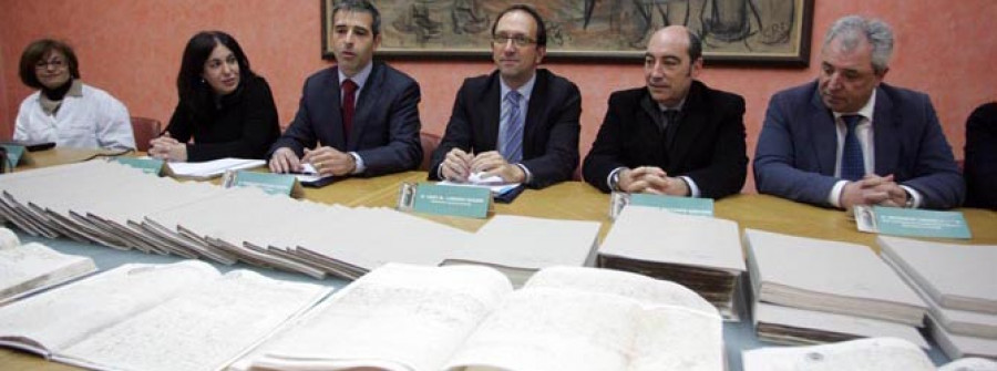 Cultura entrega al Ayuntamiento de Ribadeo los libros de actas restaurados