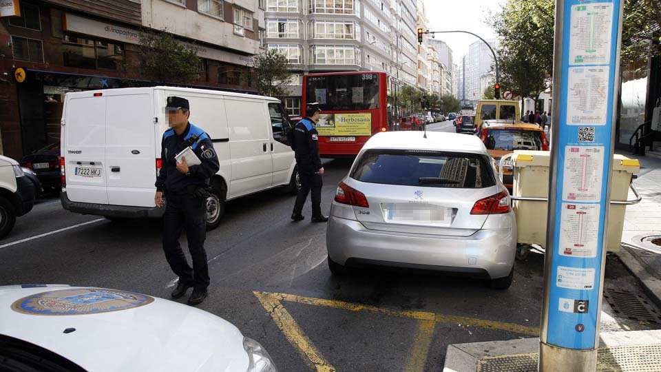 La campaña contra el mal aparcamiento empieza con más avisos que multas