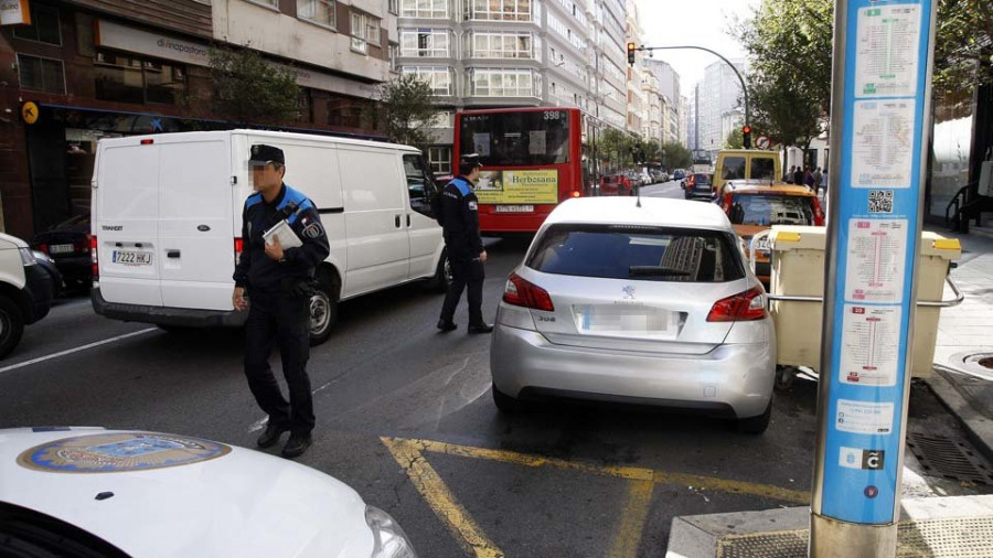 La campaña contra el mal aparcamiento empieza con más avisos que multas