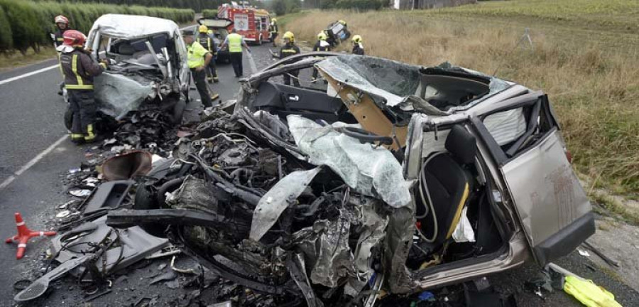 Un kamikaze provoca un accidente con dos muertos en la A-6 en Aranga