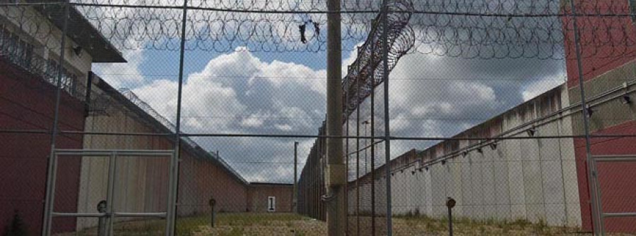 Un interno en Teixeiro se enfrenta a siete años      más de prisión por ocultar droga dentro de su celda