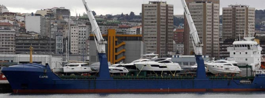 El mal estado del mar obliga a atracar a un buque cargado con yates de lujo