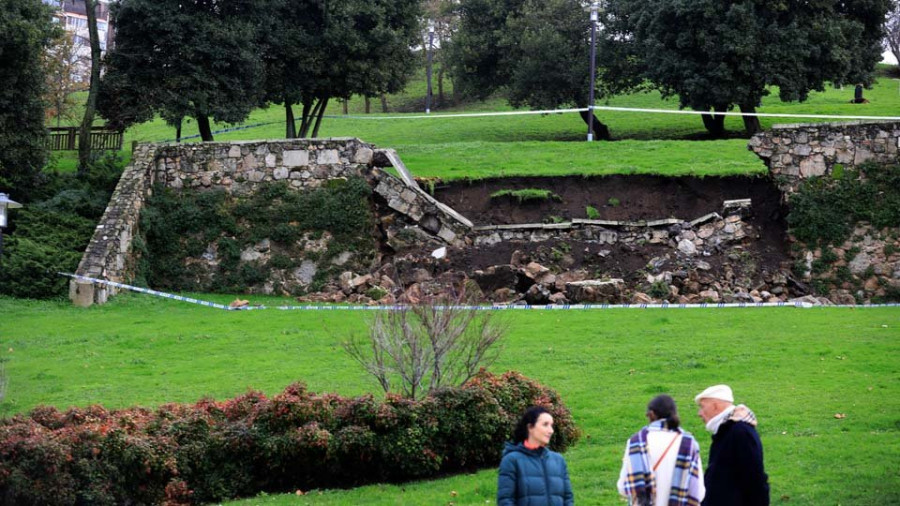 Las lluvias derrumban los restos de un baluarte en el parque de Oza