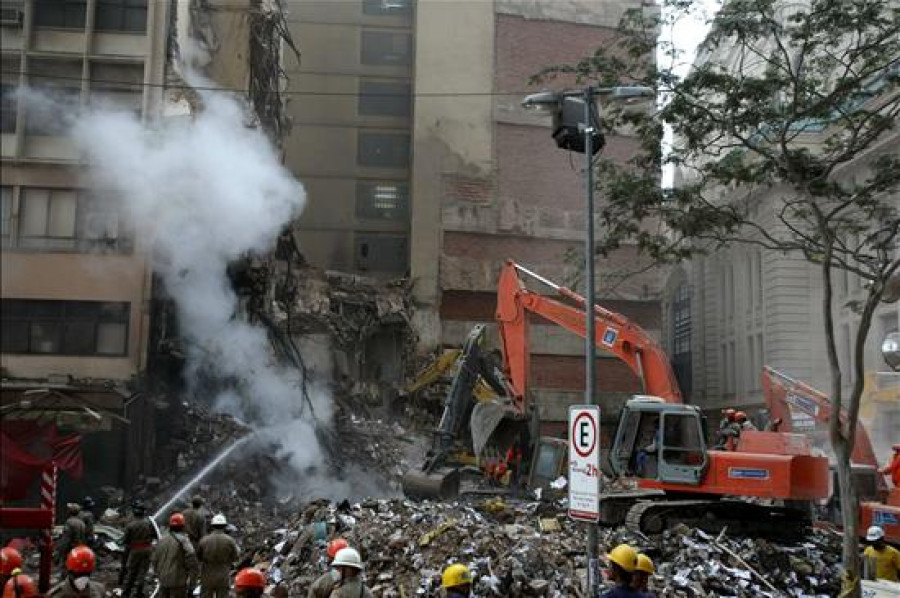 Ascienden a 17 los muertos en el derrumbe en el centro de Río de Janeiro