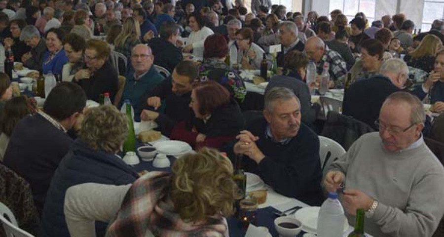 Cientos de arteixáns comienzan el Carnaval en el Cocido das Candeas