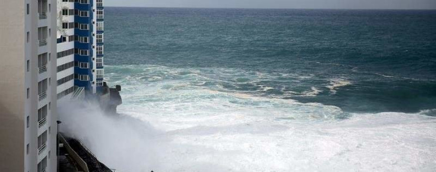 Grandes olas causan el pánico en Tenerife