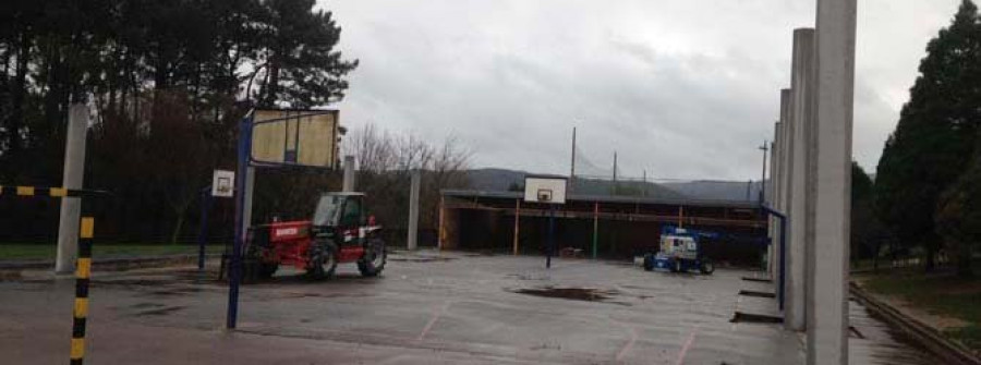 Culleredo aprovecha el período vacacional para cubrir el patio del centro educativo de Tarrío