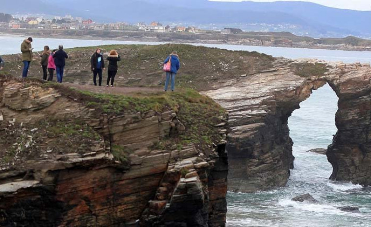 El acceso a la playa As Catedrais en Ribadeo queda restringido desde este lunes