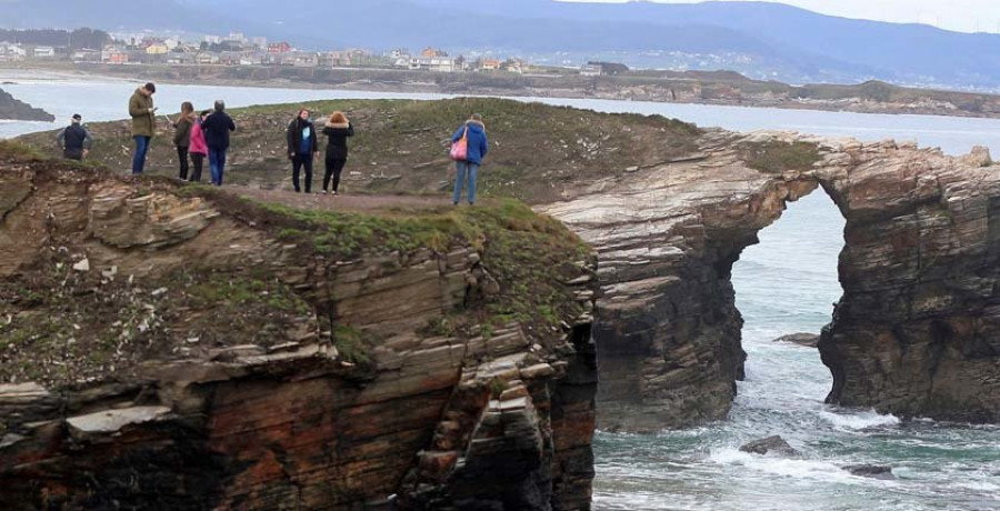 El acceso a la playa As Catedrais en Ribadeo queda restringido desde este lunes