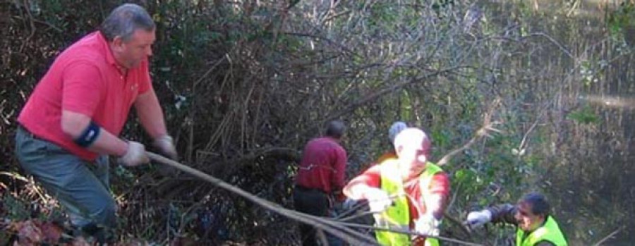 El río “escondía” bolardos  y hasta un carro del súper