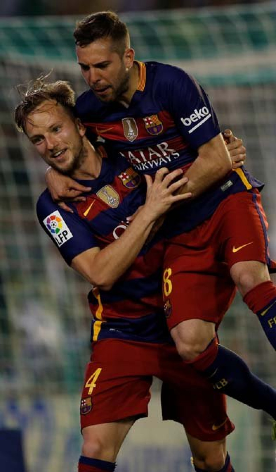 Rakitic y Suárez certifican un triunfo que acerca a la gloria al Barça
