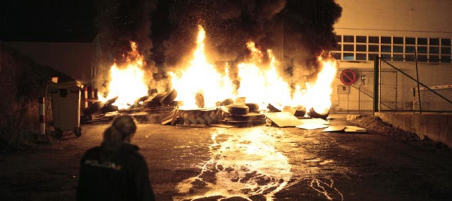 Los vigilantes coruñeses inician con una barricada las protestas contra la rebaja de su convenio
