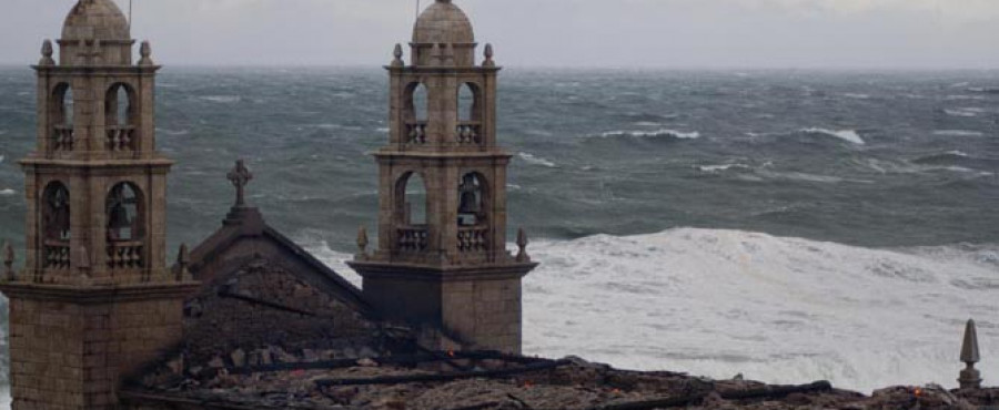 Feijóo se compromete a reconstruir “entre todos” la iglesia de Muxía