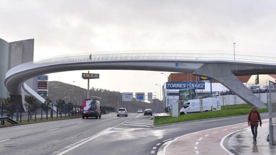 La pasarela peatonal de A Grela abre para mejorar la movilidad en la zona