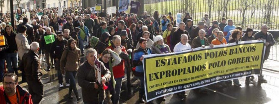 Miles de afectados por las preferentes trasladan su protesta hasta Monte Pío