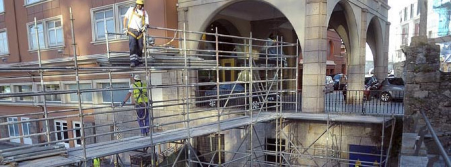 La Solana construye una rampa de acceso junto al Finisterre por la obra de O Parrote